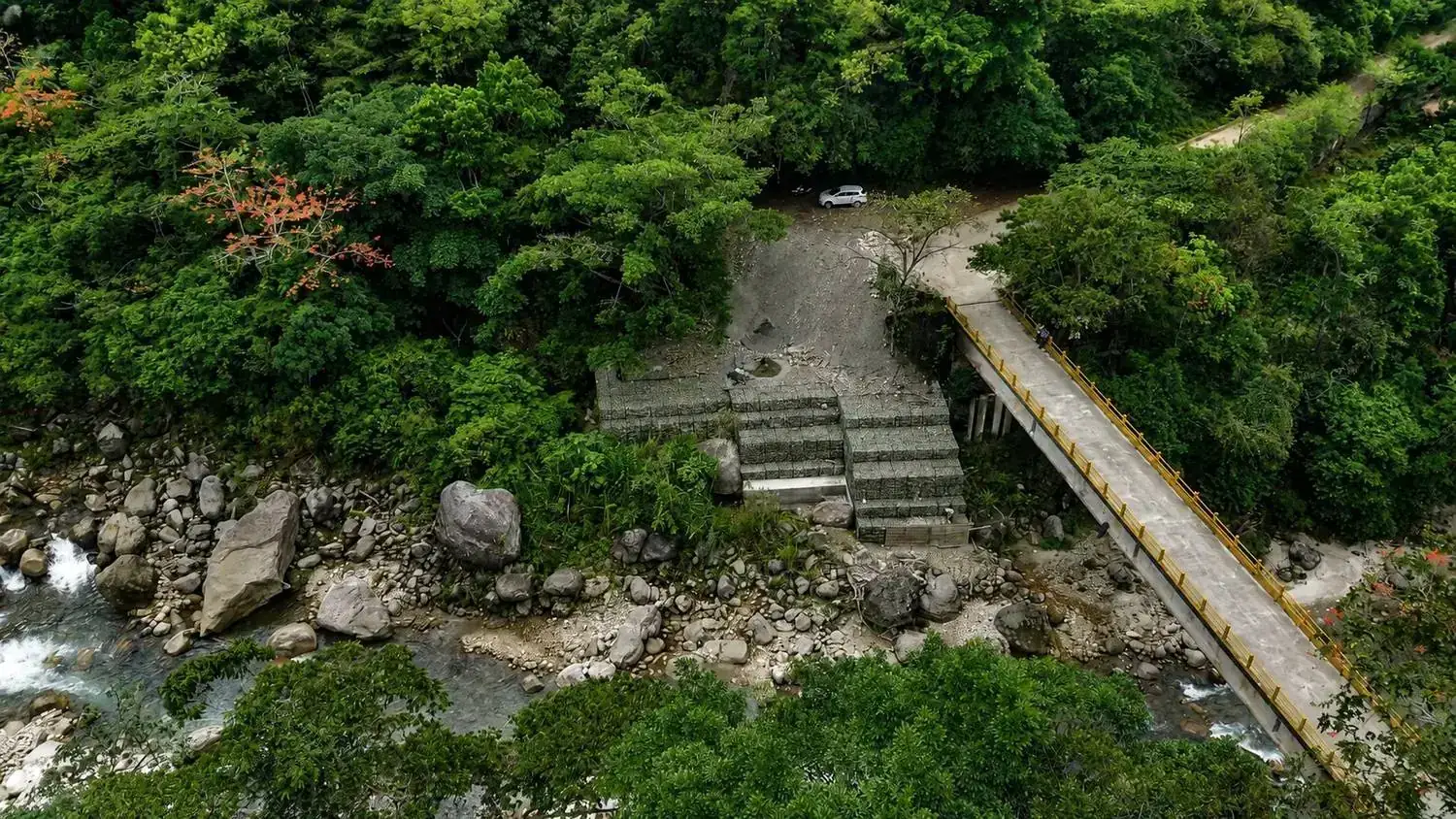 Puente en entorno natural — imagen principal AGINSA Ingeniería