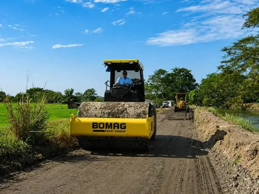 Compactación vial con equipo especializado