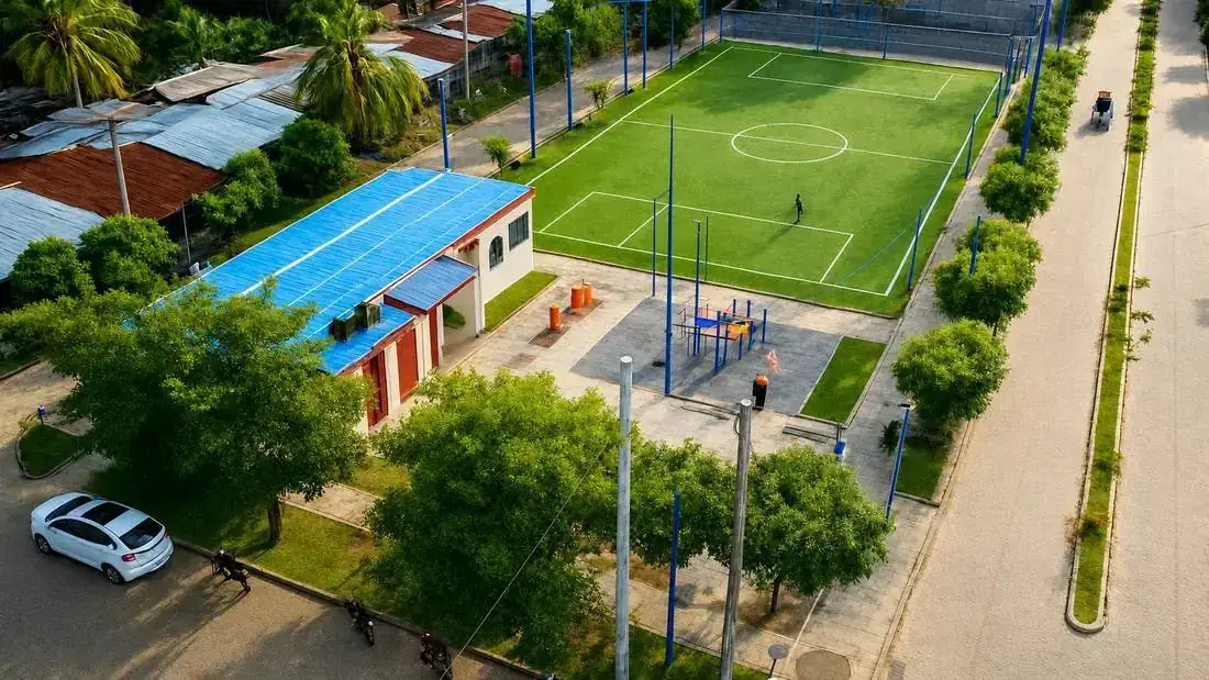 Complejo deportivo y espacio público — vista aérea