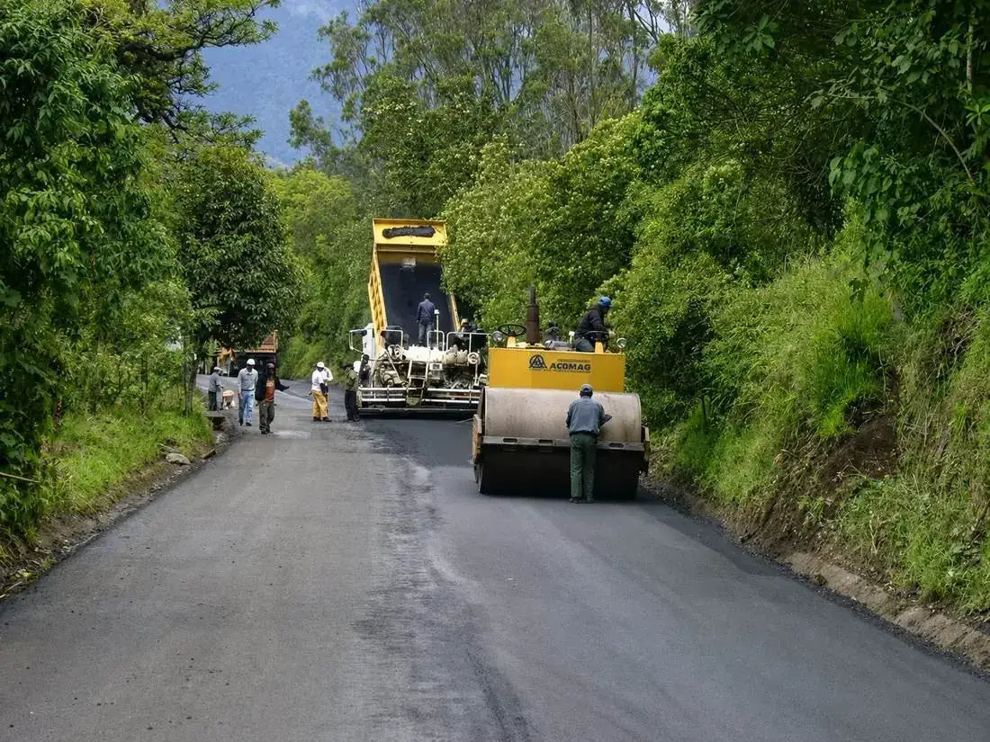 Pavimentación vial en ejecución