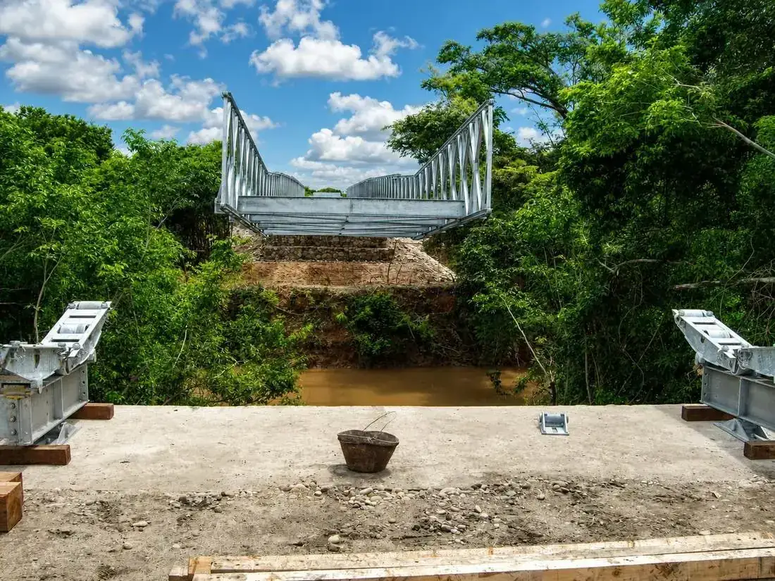Instalación de estructura de puente